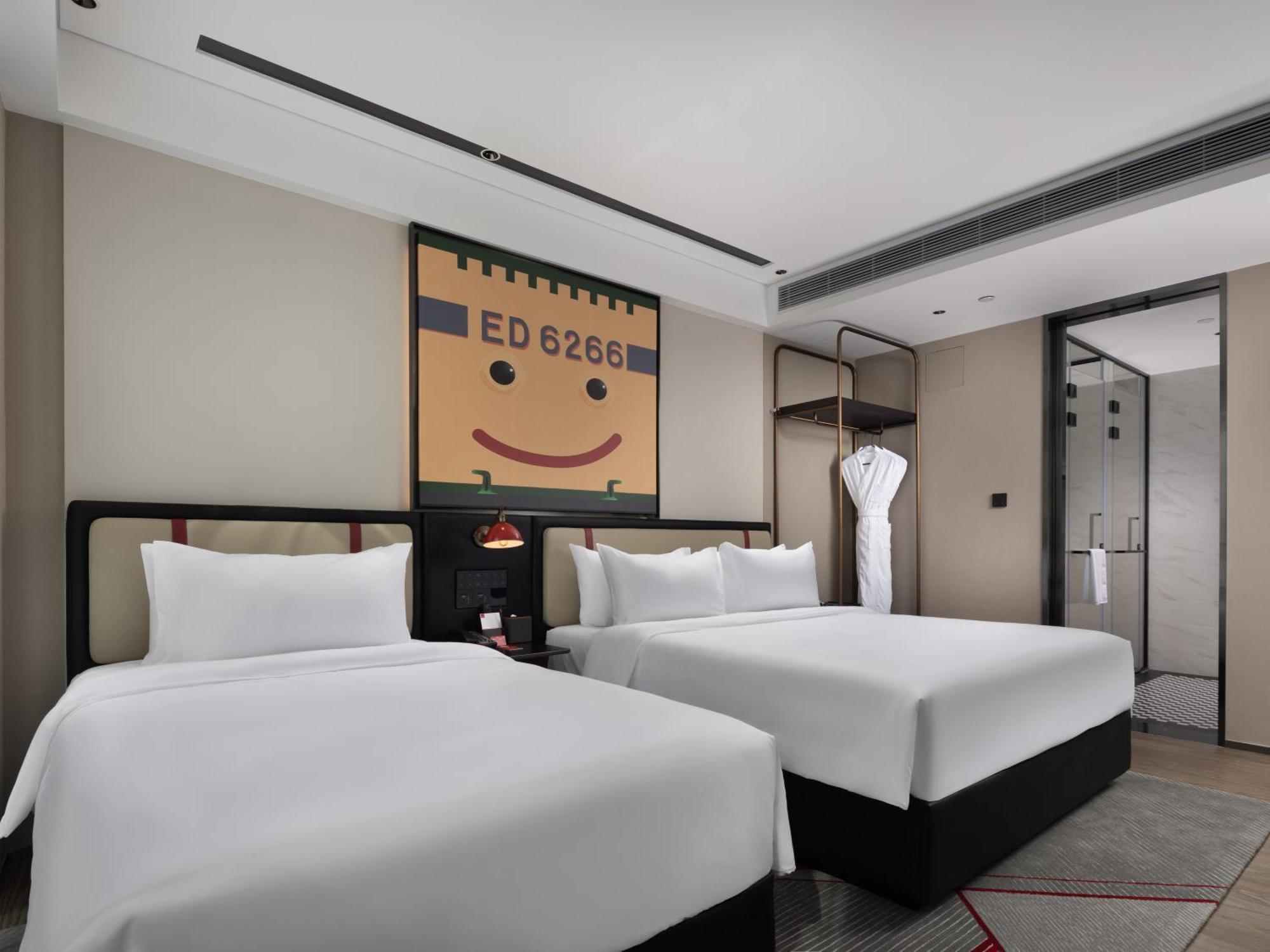 Radisson Red Guangzhou South Railway Station Hotel Екстериор снимка