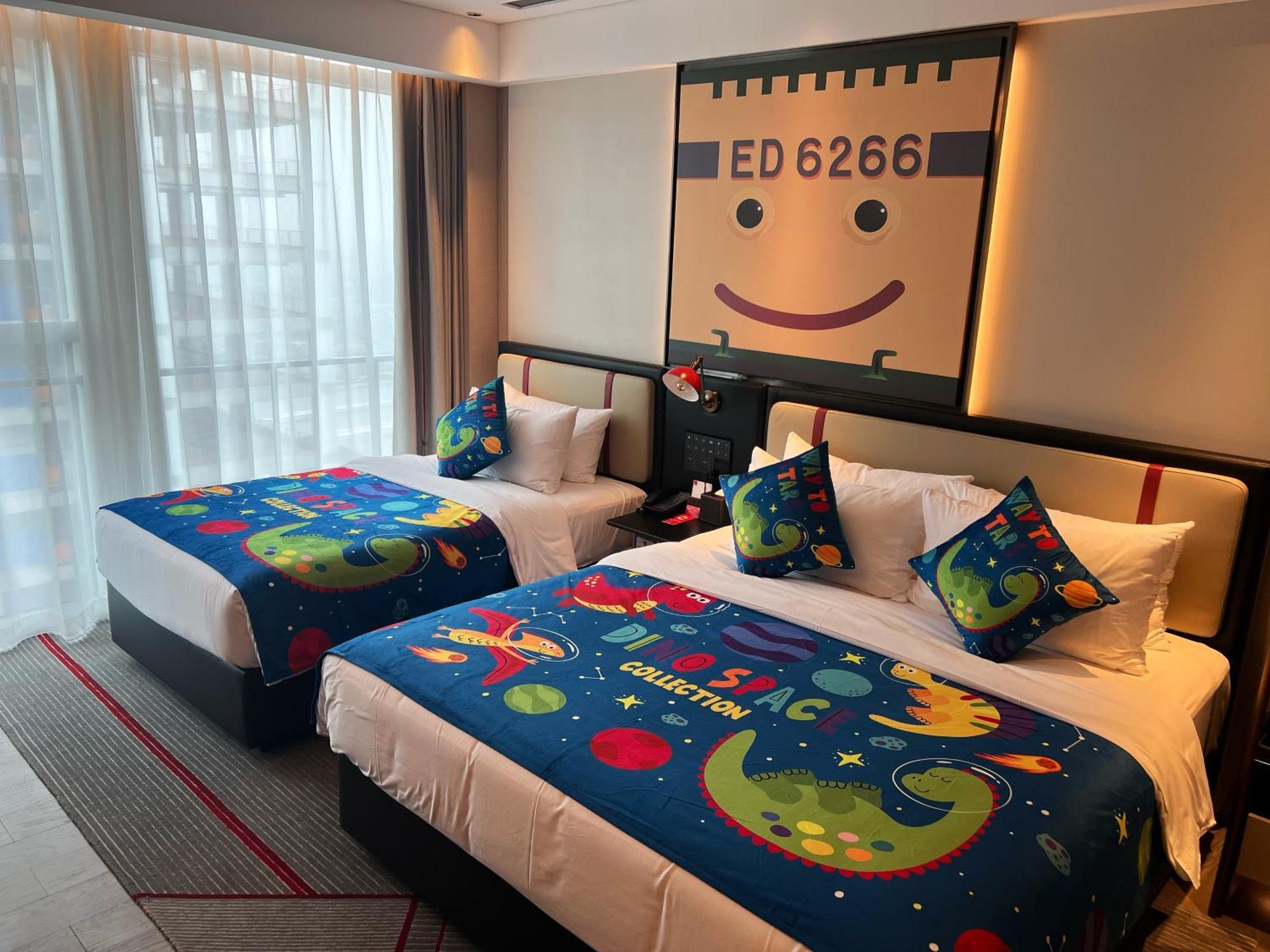 Radisson Red Guangzhou South Railway Station Hotel Екстериор снимка